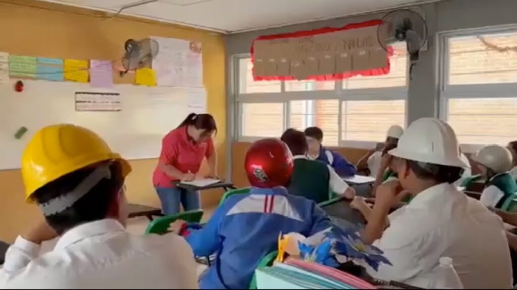 Alumnos portan cascos en clases; techo de telesecundaria en Morelos se cae a pedazos (VIDEO)
