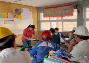 Alumnos portan cascos en clases; techo de telesecundaria en Morelos se cae a pedazos (VIDEO)