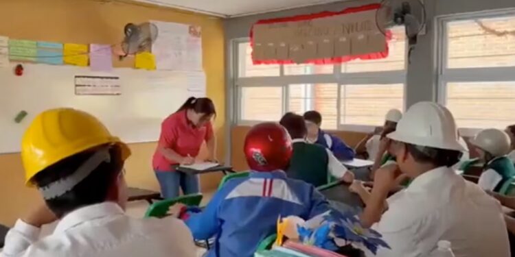 Alumnos portan cascos en clases; techo de telesecundaria en Morelos se cae a pedazos (VIDEO)