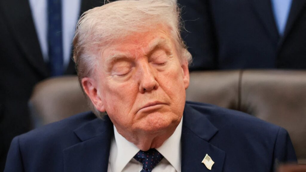 Captan a Donald Trump dormido en evento oficial; resurgen dudas sobre su salud