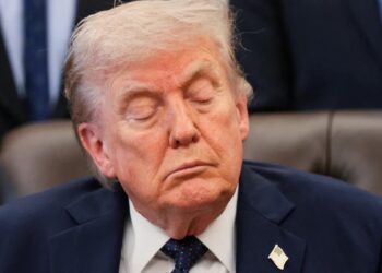 Captan a Donald Trump dormido en evento oficial; resurgen dudas sobre su salud