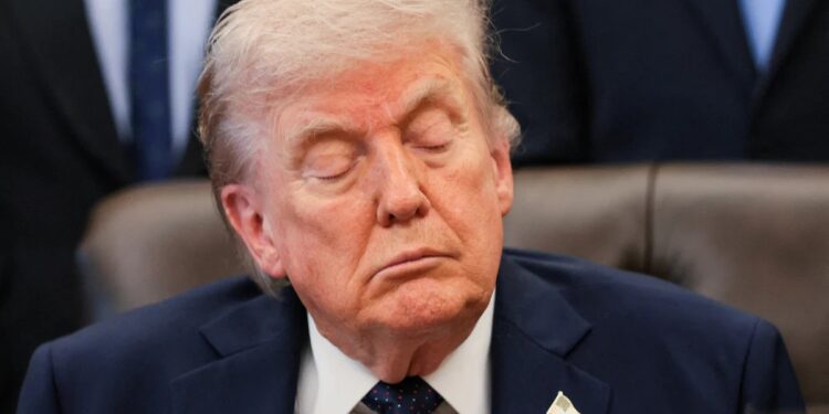 Captan a Donald Trump dormido en evento oficial; resurgen dudas sobre su salud