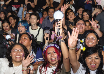 Fans de BTS sin entrada llenan la zona del Estadio GNP Seguros.
