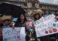 Fans de BTS llegan al Zócalo para saludar al grupo desde Palacio Nacional.
