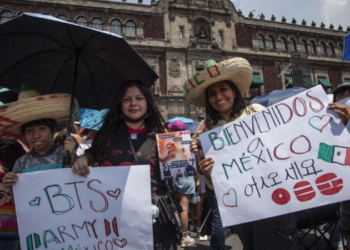 Fans de BTS llegan al Zócalo para saludar al grupo desde Palacio Nacional.