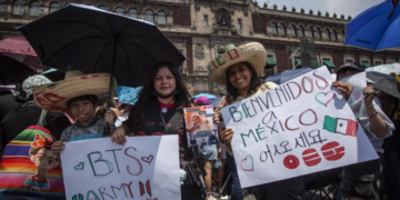 Fans de BTS llegan al Zócalo para saludar al grupo desde Palacio Nacional.