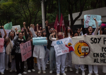 Estudiantes del IPN estallan contra Mario Delgado tras dejarlos plantados.