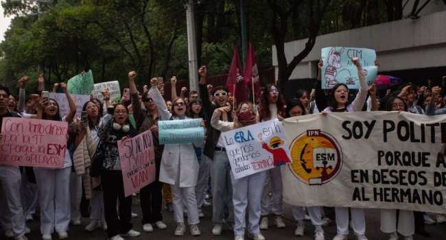Estudiantes del IPN estallan contra Mario Delgado tras dejarlos plantados.