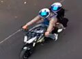 ¡VIRAL! Ráfagas al aire en Reforma; motociclista armado se graba y celebra