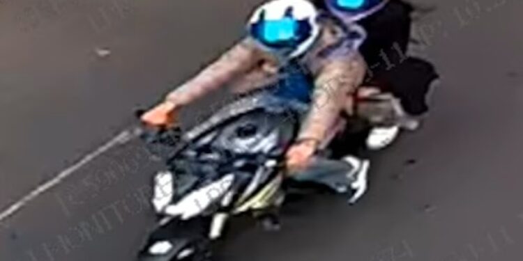 ¡VIRAL! Ráfagas al aire en Reforma; motociclista armado se graba y celebra