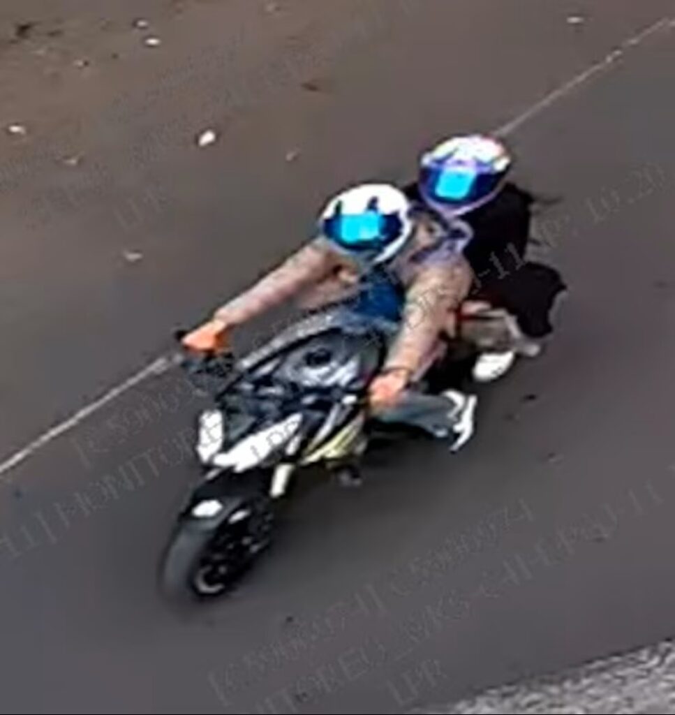 ¡VIRAL! Ráfagas al aire en Reforma; motociclista armado se graba y celebra