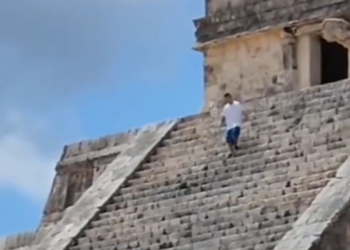 ¡Indignante! Turistas suben a pirámide de Kukulkán en Chichén Itzá (VIDEO).