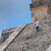 ¡Indignante! Turistas suben a pirámide de Kukulkán en Chichén Itzá (VIDEO).