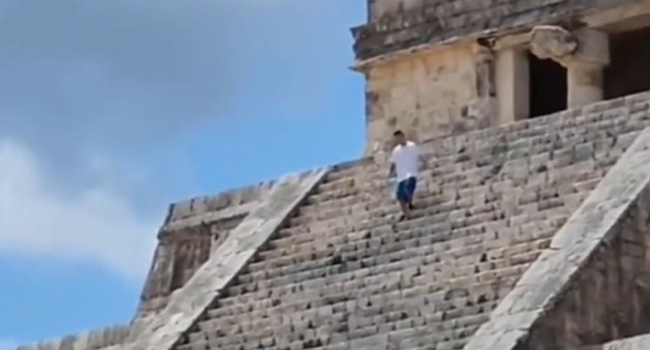 ¡Indignante! Turistas suben a pirámide de Kukulkán en Chichén Itzá (VIDEO).