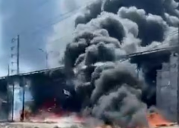 Pipa de combustible explota tras chocar con tren en carretera de Querétaro.