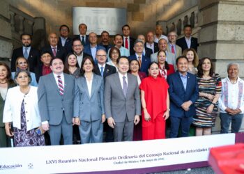 Hidalgo participa en reunión nacional de autoridades educativas