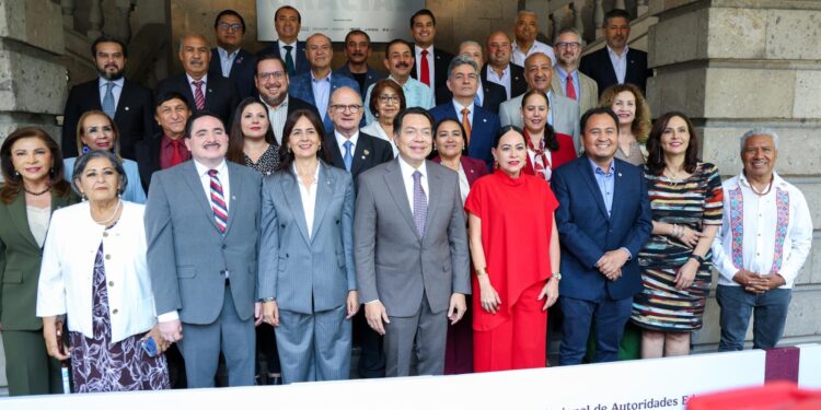 Hidalgo participa en reunión nacional de autoridades educativas