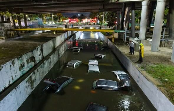 Tormenta colapsa vialidades y transporte en CDMX