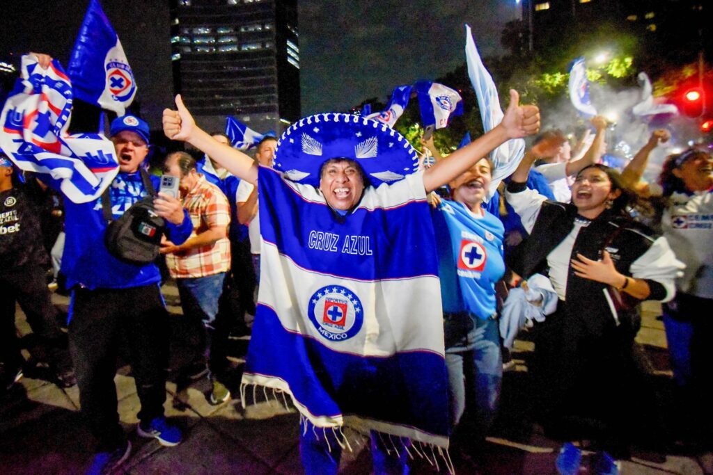 El Ángel se pinta de azul: afición de Cruz Azul celebra la décima estrella