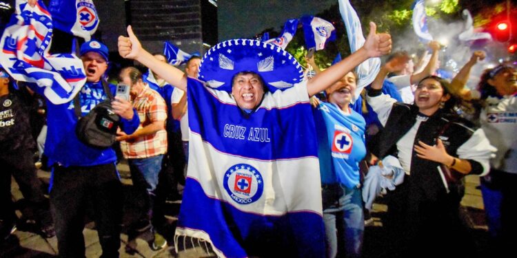 El Ángel se pinta de azul: afición de Cruz Azul celebra la décima estrella