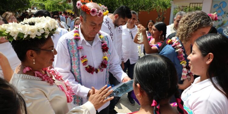 Gobierno de Hidalgo entrega obras educativas por más de 6 mdp en Huejutla