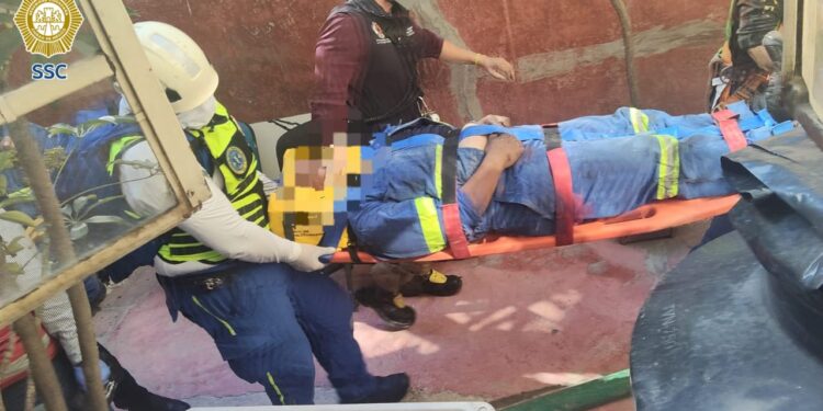 Colapsa grúa telescópica en alcaldía Cuauhtémoc; reportan cuatro trabajadores lesionados