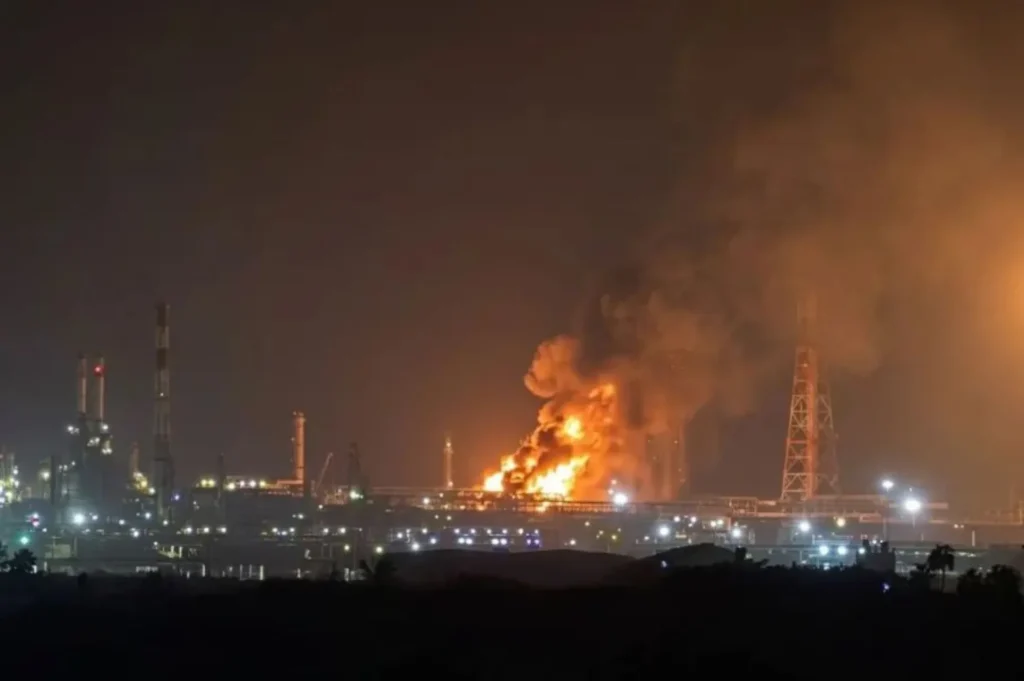 Explosión en refinería de Pemex en Salina Cruz deja seis trabajadores lesionados
