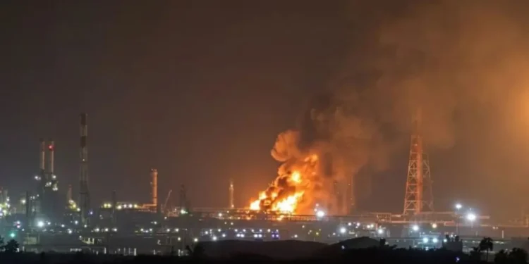 Explosión en refinería de Pemex en Salina Cruz deja seis trabajadores lesionados