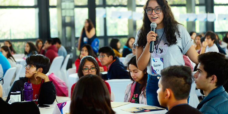 Jóvenes mexicanos retrasan independencia, pareja e hijos: Inegi