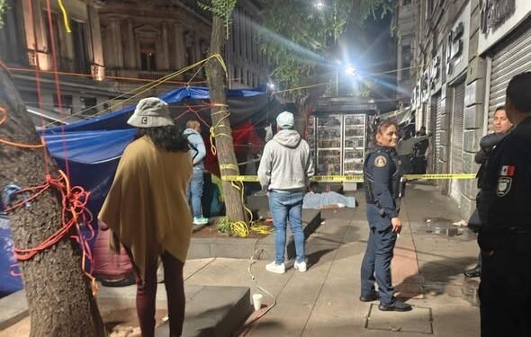 Muere maestro de la CNTE en pleno plantón del Centro Histórico