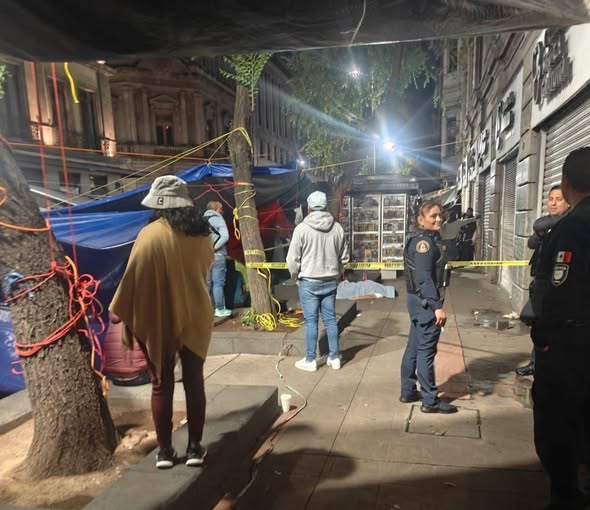 Muere maestro de la CNTE en pleno plantón del Centro Histórico