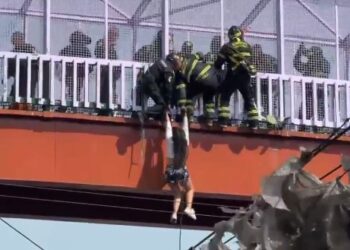 ¡Impactante! Mujer se lanza desde puente peatonal a las vías del Metro en CDMX (VIDEO)