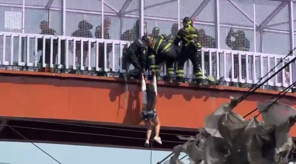 ¡Impactante! Mujer se lanza desde puente peatonal a las vías del Metro en CDMX (VIDEO)