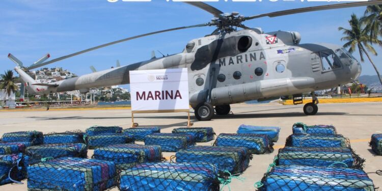 Semar intercepta embarcación con 26 bultos de cocaína en costas de Guerrero