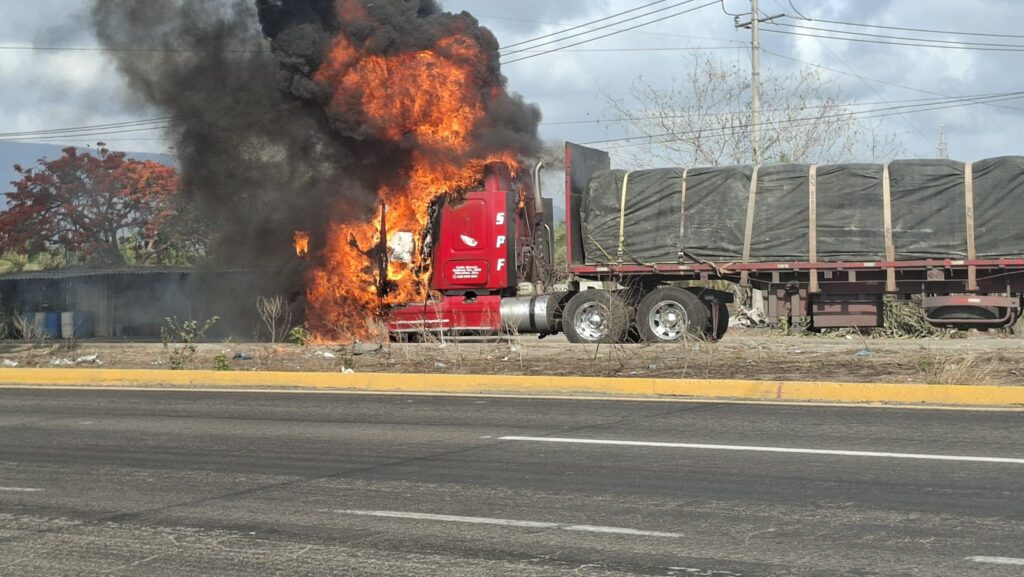 Narcobloqueos incendian Tecomán tras operativo en Colima