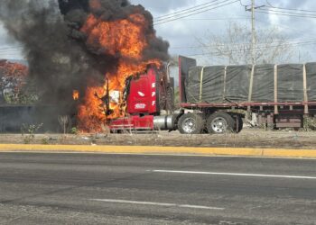 Narcobloqueos incendian Tecomán tras operativo en Colima