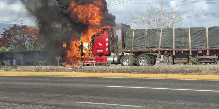 Narcobloqueos incendian Tecomán tras operativo en Colima