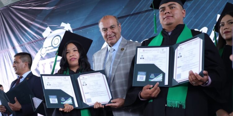 Natividad Castrejón encabeza entrega de 214 títulos profesionales en la UTMZ