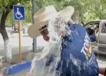 “Fue en defensa”: mujer arroja bebida a Tony Flores durante acto proselitista
