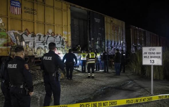 Hallan seis cuerpos dentro un vagón de tren en Texas, una era mexicana