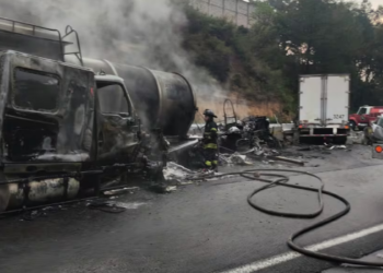Choque múltiple e incendio de pipa paralizan la autopista Chamapa-Lechería.