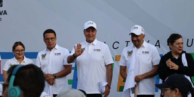 Dan el banderazo de salida a la carrera "Activa tu Potencial 10K"