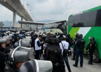Denuncian bloqueo de autobuses con manifestantes de Ayotzinapa en Tlalpan.