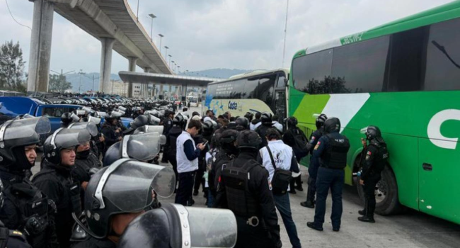 Denuncian bloqueo de autobuses con manifestantes de Ayotzinapa en Tlalpan.