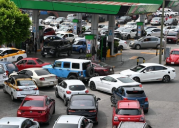 CNTE toma 13 gasolineras en Chiapas y reparte combustible gratis.