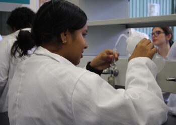 UTEC fortalece formación científica con encuentro de nanotecnología