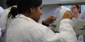 UTEC fortalece formación científica con encuentro de nanotecnología