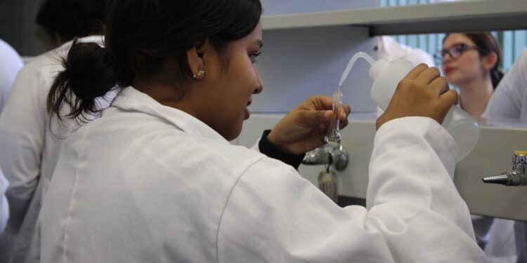 UTEC fortalece formación científica con encuentro de nanotecnología