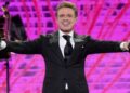 Luis Miguel recibe el alta médica y regresa a México para recuperarse.