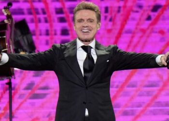 Luis Miguel recibe el alta médica y regresa a México para recuperarse.
